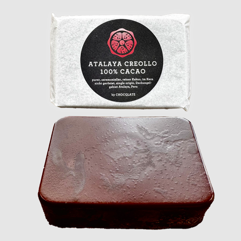 CHOCQLATE Atalaya Criollo Kakaoblock 500 g – Verpackung und dunkler Kakaoblock