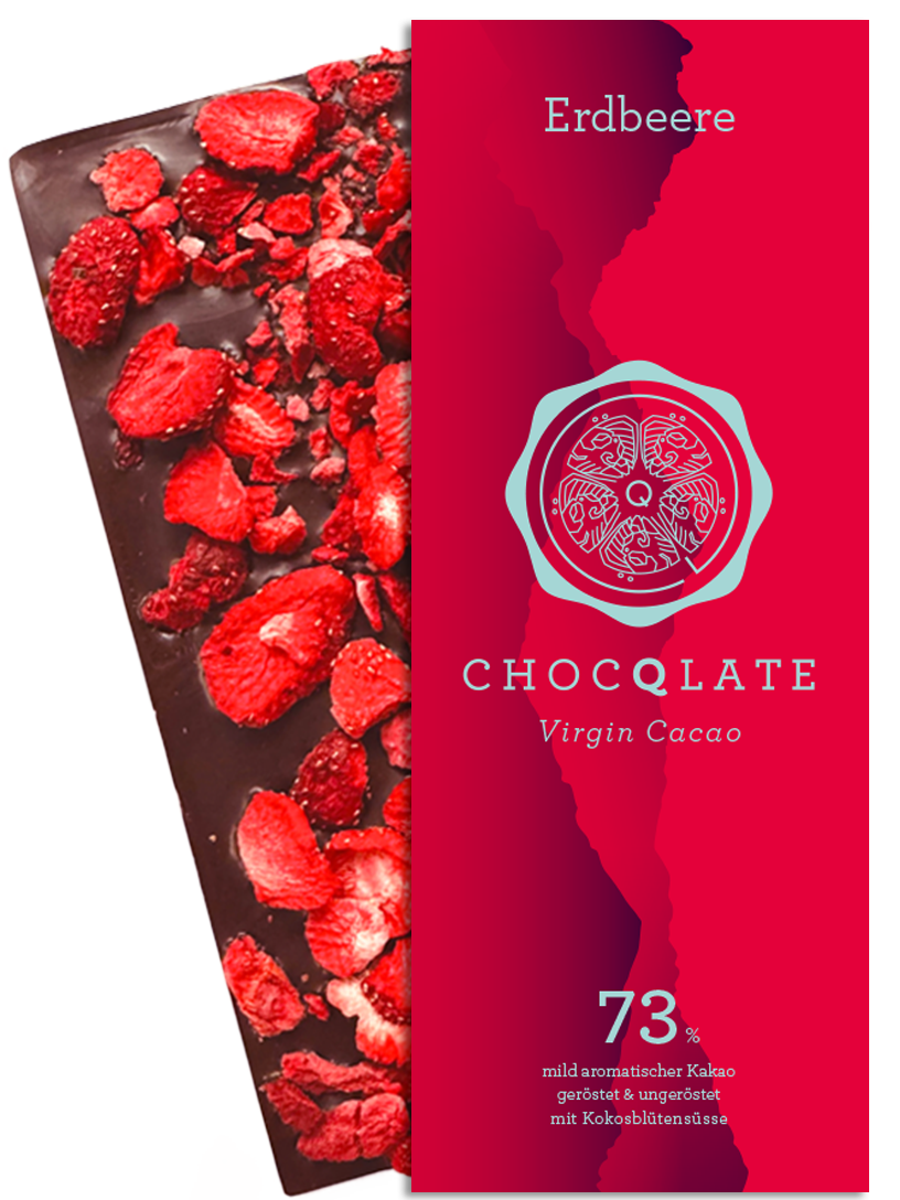 CHOCQLATE Erdbeer Bio Schokolade 73 % mit Virgin Cacao, geöffnete Tafel mit gefriergetrockneten Erdbeerscheiben