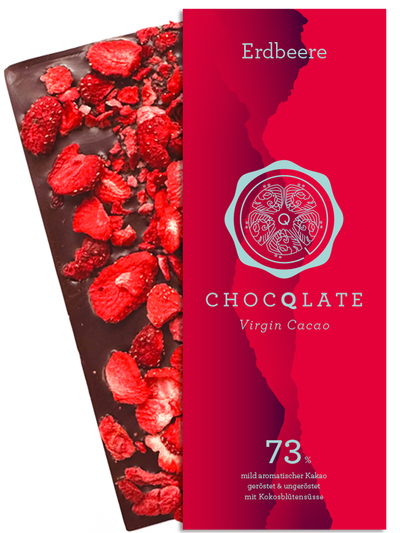 CHOCQLATE Erdbeer Bio Schokolade 73 % mit Virgin Cacao, geöffnete Tafel mit gefriergetrockneten Erdbeerscheiben