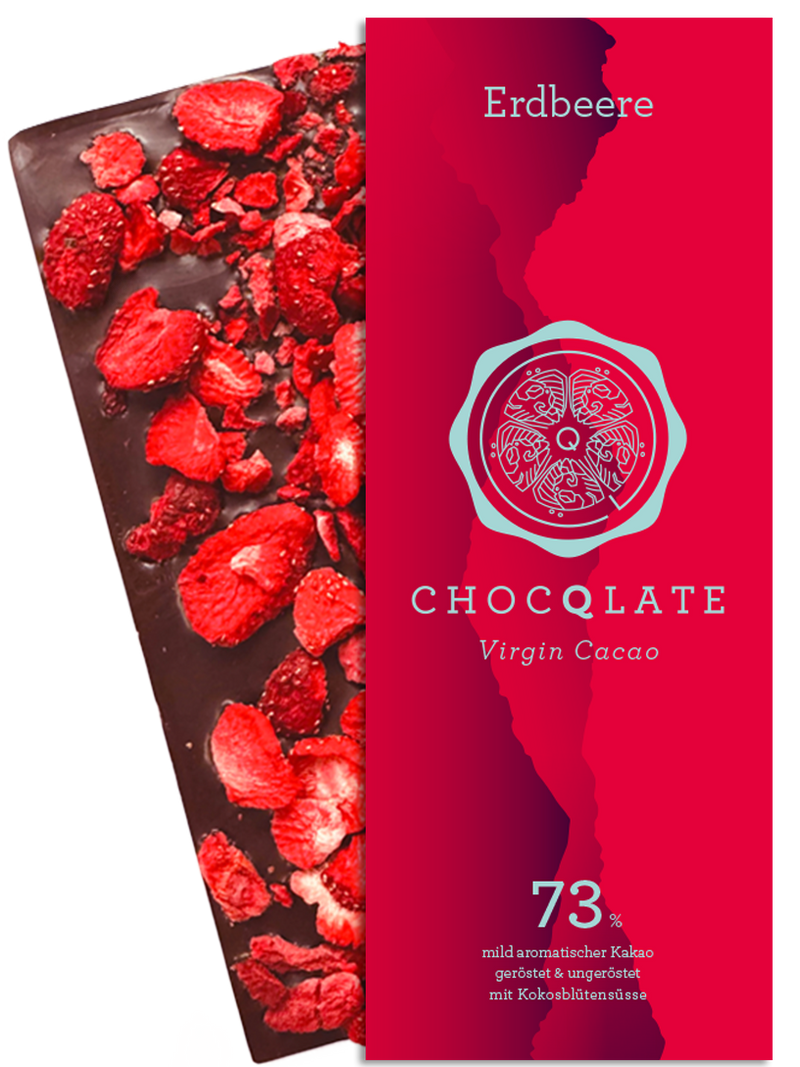 CHOCQLATE Erdbeer Bio Schokolade 73 % mit Virgin Cacao, geöffnete Tafel mit gefriergetrockneten Erdbeerscheiben