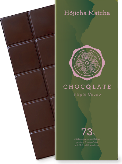 CHOCQLATE Houjicha Matcha Bio Schokolade 73 % – Verpackung und Schokolade mit Matcha