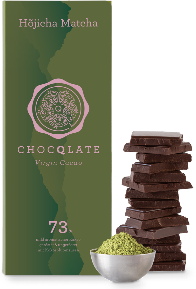 CHOCQLATE Houjicha Matcha Bio Schokolade 73 % – Verpackung, Schokoladenstücke und Matcha