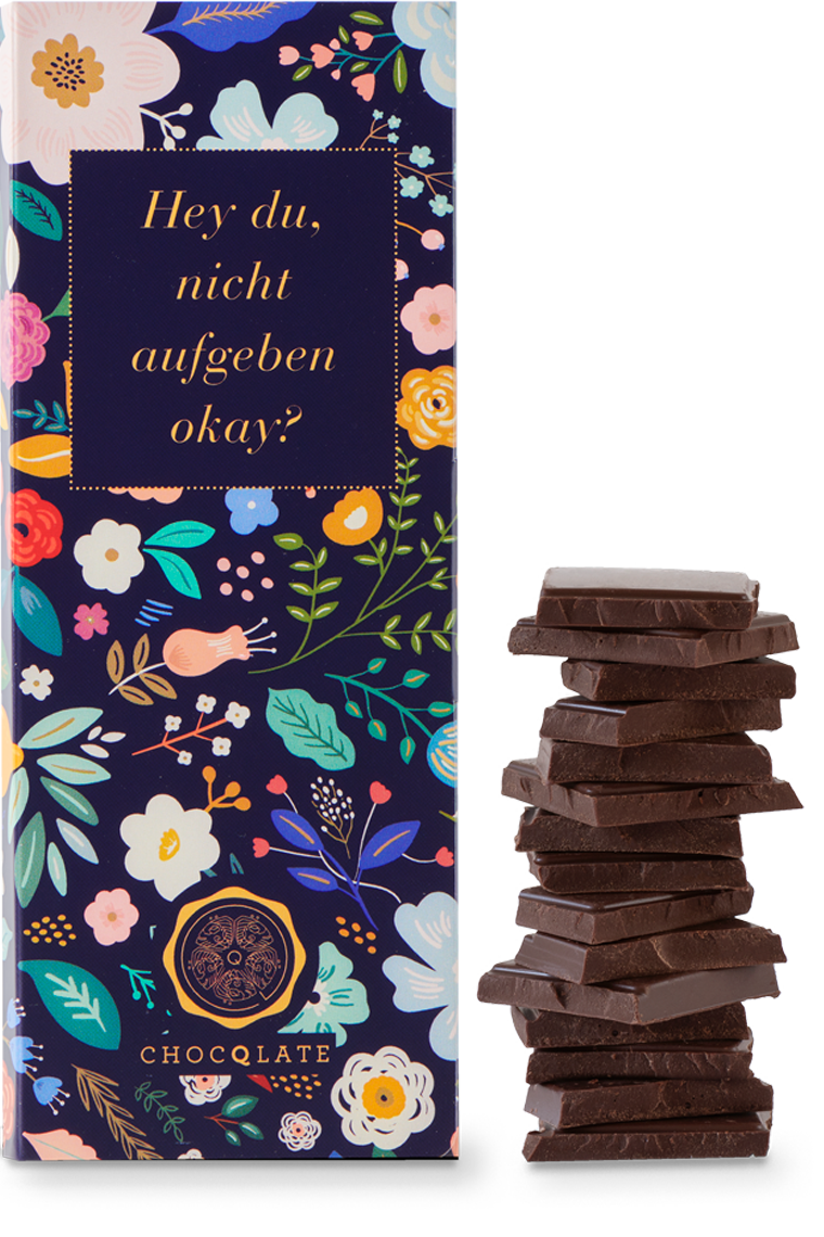 CHOCQLATE „Hey du, nicht aufgeben, okay?“ Schokolade 50 % mit Haselnussmus – Verpackung, Schokoladenstücke und Haselnüssen
