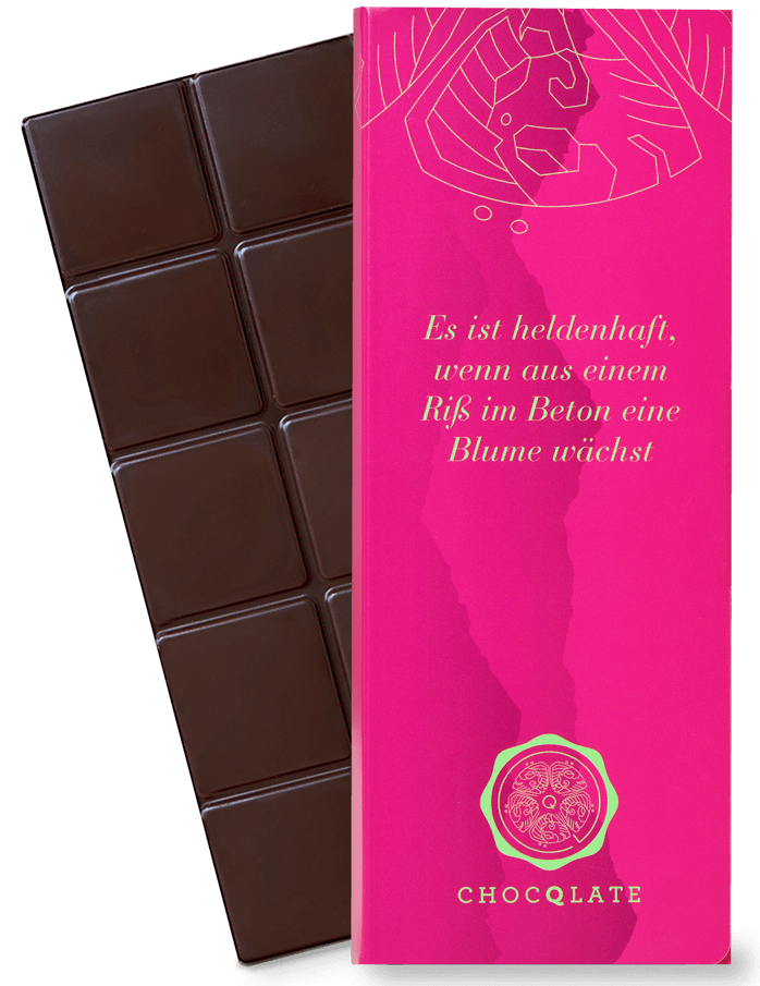 CHOCQLATE „Es ist heldenhaft, wenn aus einem Riß im Beton eine…“ Schokolade 50 %… – Verpackung und Schokolade mit Haselnüssen