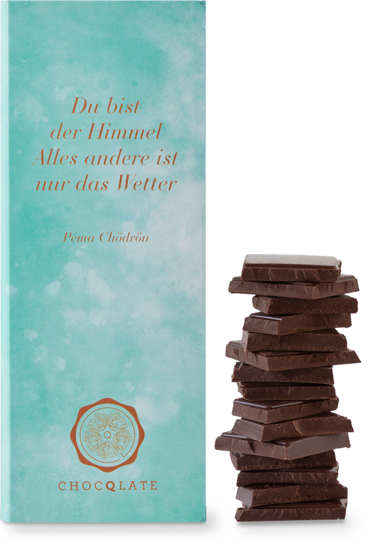 CHOCQLATE „Du bist der Himmel“ Schokolade 50 % mit Haselnussmus – Verpackung, Schokoladenstücke und Haselnüssen