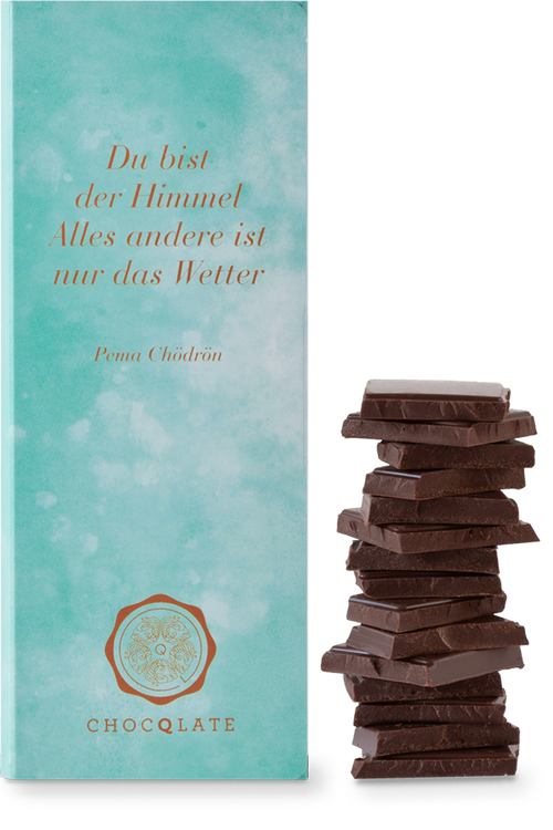 CHOCQLATE „Du bist der Himmel“ Schokolade 50 % mit Haselnussmus – Verpackung, Schokoladenstücke und Haselnüssen