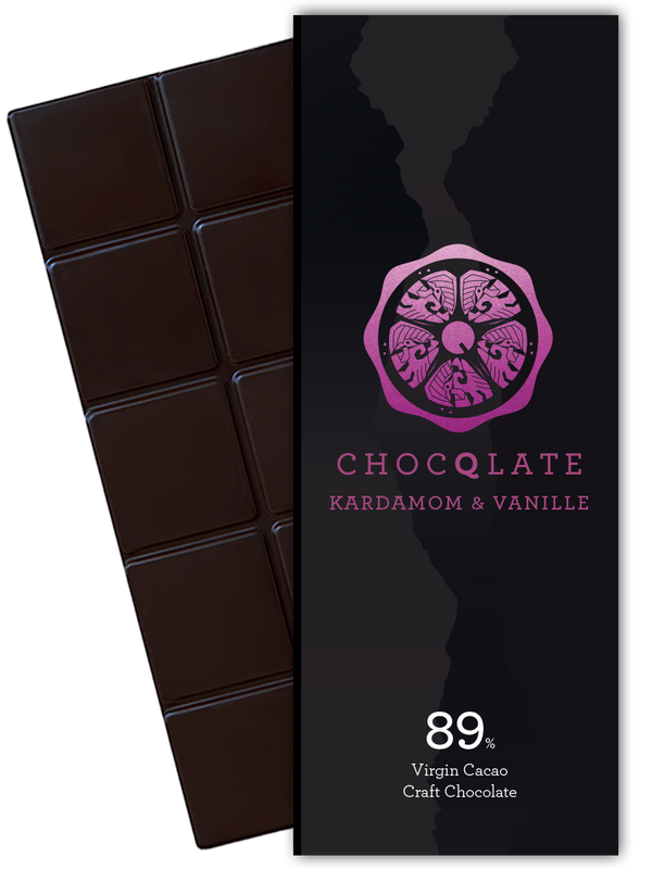 CHOCQLATE Kardamom & Vanille Bio Schokolade 89 % – Verpackung und dunkle Schokoladentafel