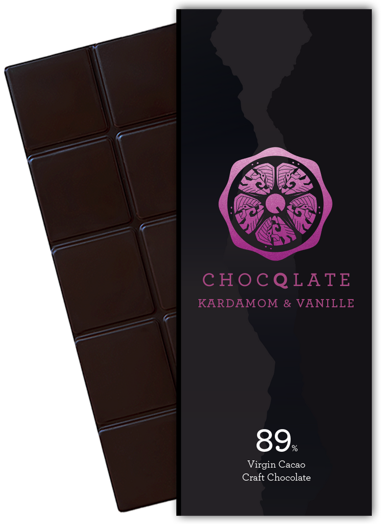 CHOCQLATE Kardamom & Vanille Bio Schokolade 89 % – Verpackung und dunkle Schokoladentafel