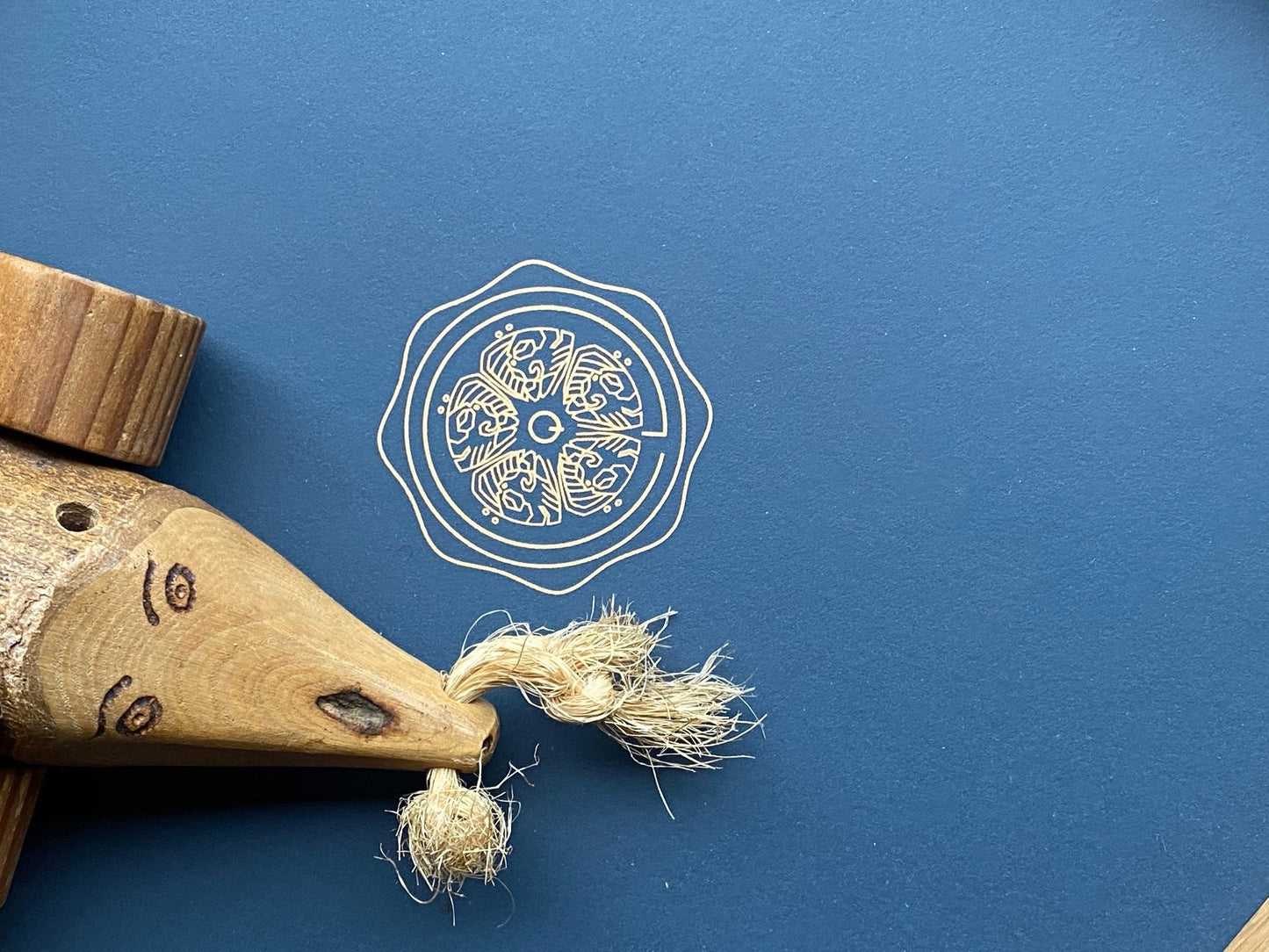 Vassoio rovere 30x30 blu fumo con serigrafia di alta qualità in oro